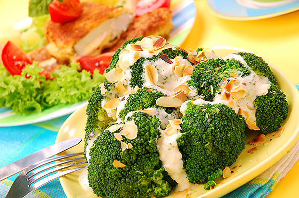 depositphotos_2788327-Broccoli-with-garlic-sauce-and-almonds